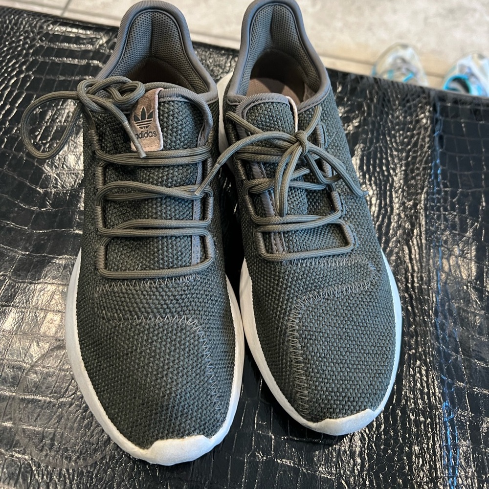 Adidas tubular sz 8 No sneakers